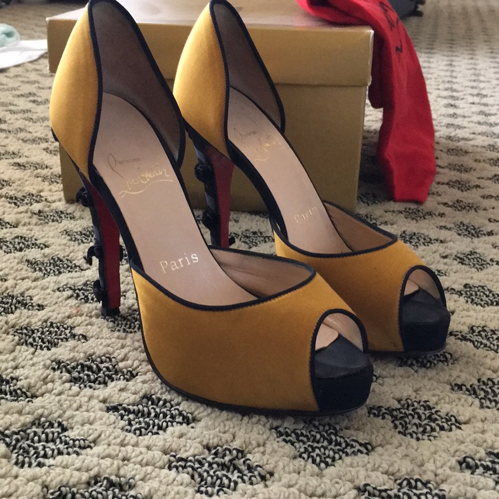💯 CHRISTIAN LOUBOUTIN YELLOW SATIN PUMPS 36
